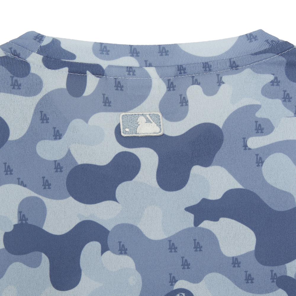 เสื้อยืดแขนยาว Women's Camo Monogram Slim Crop Long Sleeve T-Shirts Los Angeles Dodgers