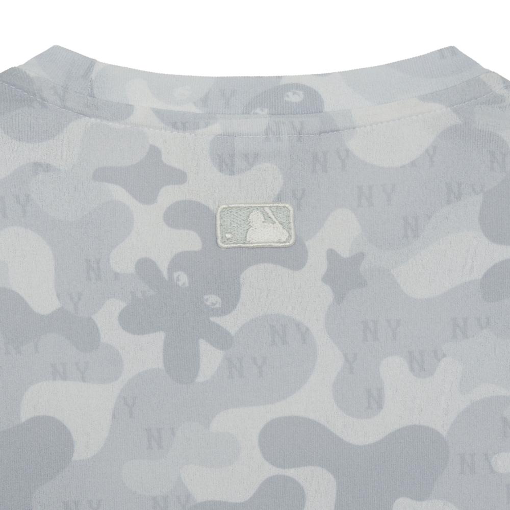 เสื้อยืดแขนยาว Women's Camo Monogram Slim Crop Long Sleeve T-Shirts New York Yankees